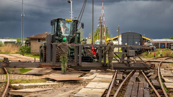 De onderdelen voor de opbouw van een treinenfabriek in Goes liggen klaar