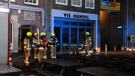 Brand in viswinkel op de Markt in Middelburg