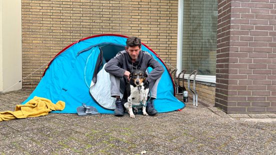 Dakloze Marco (50) woont met hond in tentje onder de kerk in Gorinchem: 'Ik wil dat mensen me zien'
