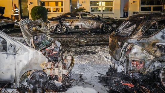 Drie auto's gaan in vlammen op