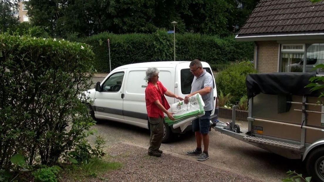 De Taxus Taxi verzamelt groen voor chemo-medicijn op de Veluwe