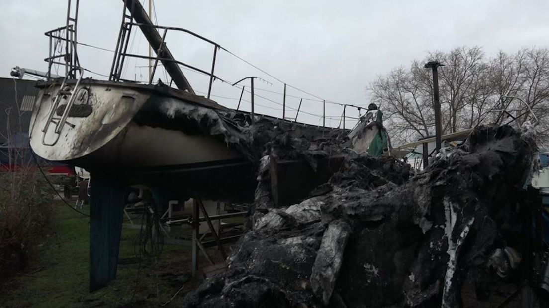 Brand in jachthaven lijkt niet aangestoken, vier boten total loss