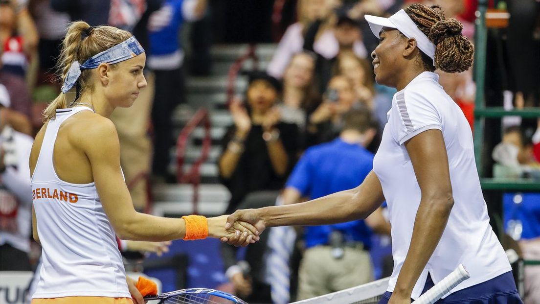 Arantxa Rus feliciteert haar Amerikaanse opponente Venus Williams.