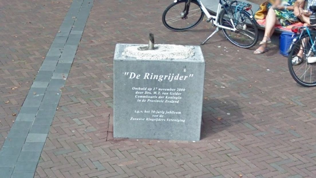 De sokkel van het beeld Ringrijder in Middelburg