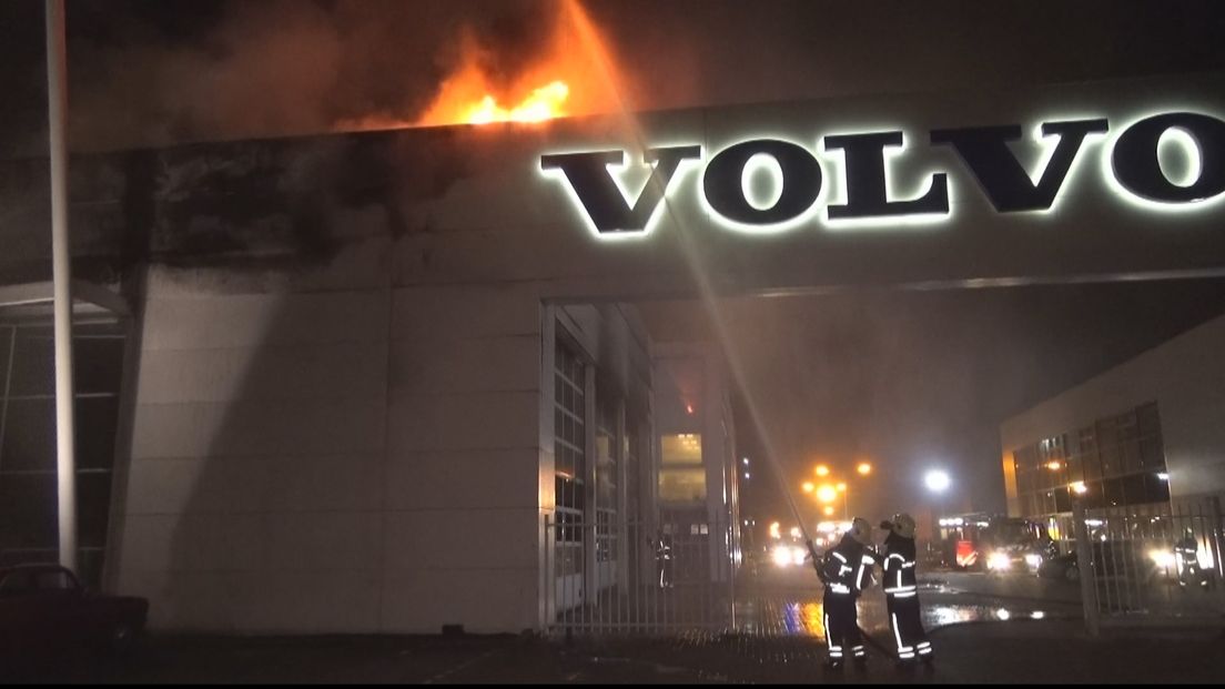 Uitslaande brand in autobedrijf Goes (video)