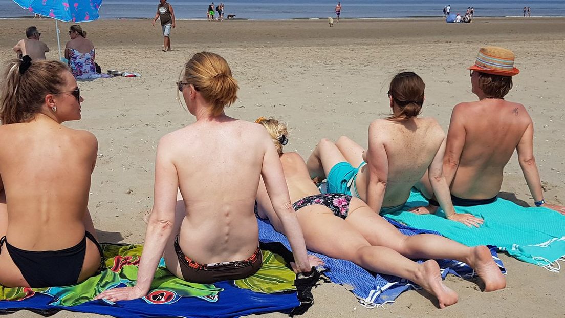 Vrouwen genieten topless van de zon bij recordpoging