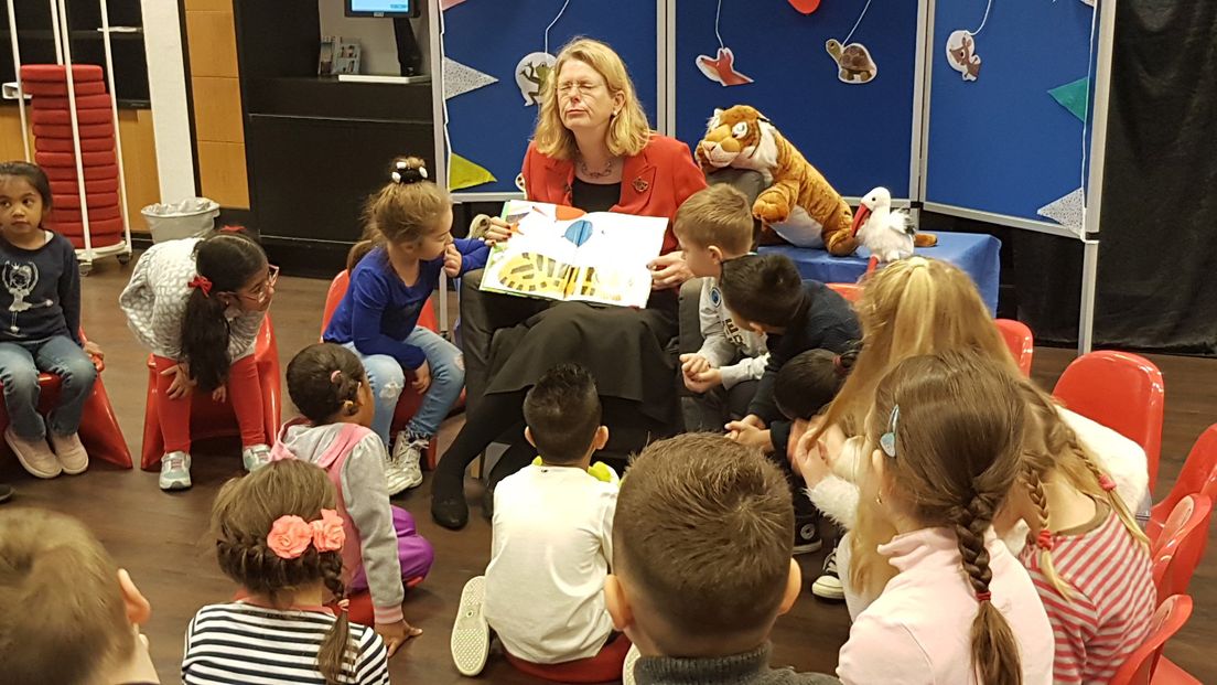 Pauline Krikke leest kinderen voor