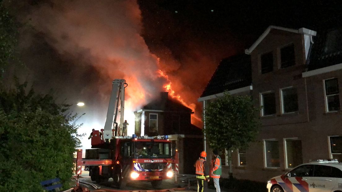 De brand woedt in een woning aan de Schoolstraat in Uithuizen