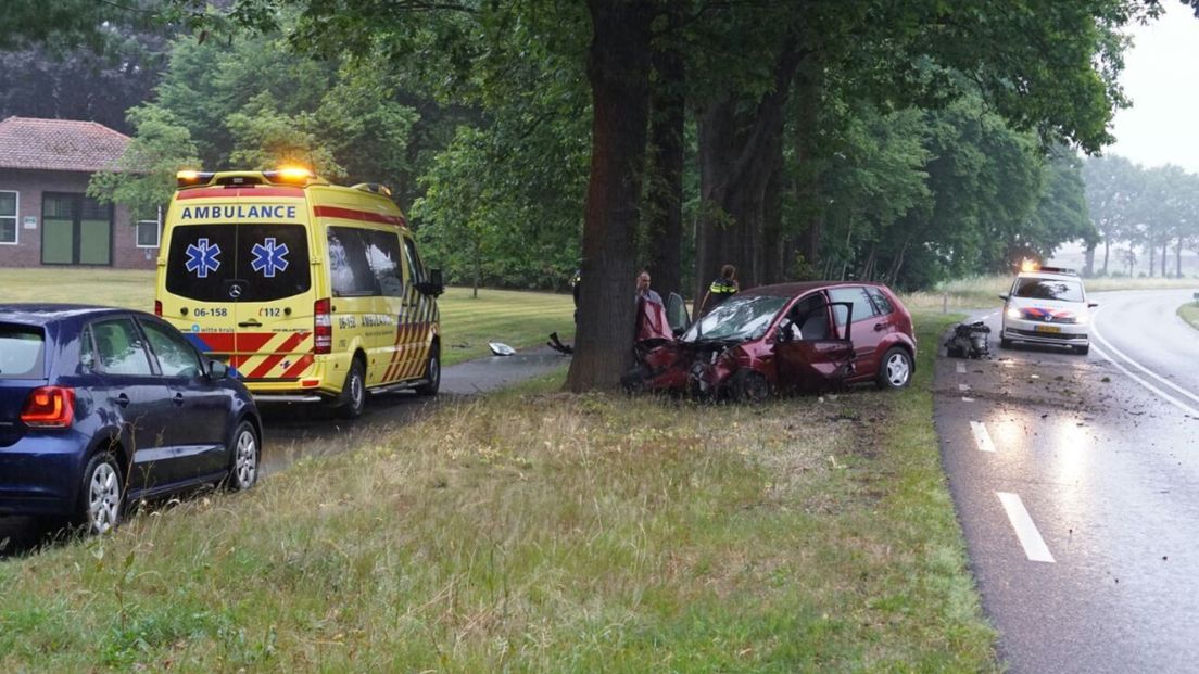 In Eibergen (gemeente Berkelland) is zondagochtend vroeg een auto tegen een boom gebotst. De klap was zo hevig dat het motorblok uit de wagen werd geslingerd.