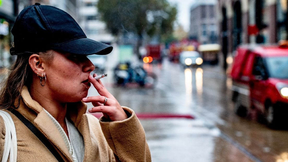Een rokende vrouw in de binnenstad van Groningen