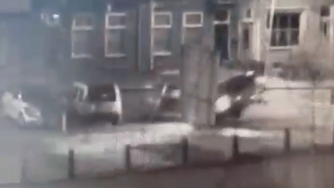 Dronken bestuurder crasht vol op auto in Terneuzen (video)
