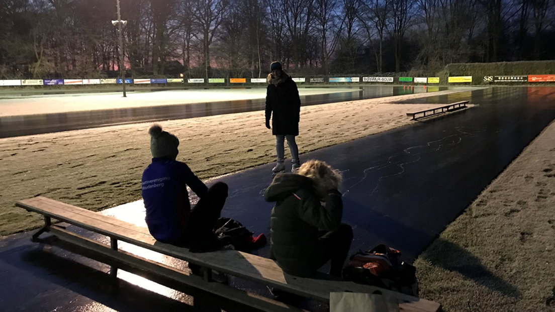 De eerste schaatsers gingen in het donker het ijs op.