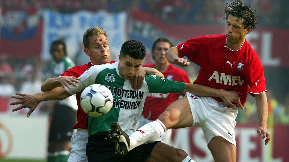 De Jong als speler van FC Utrecht in actie tegen Feyenoorder Robin van Persie.