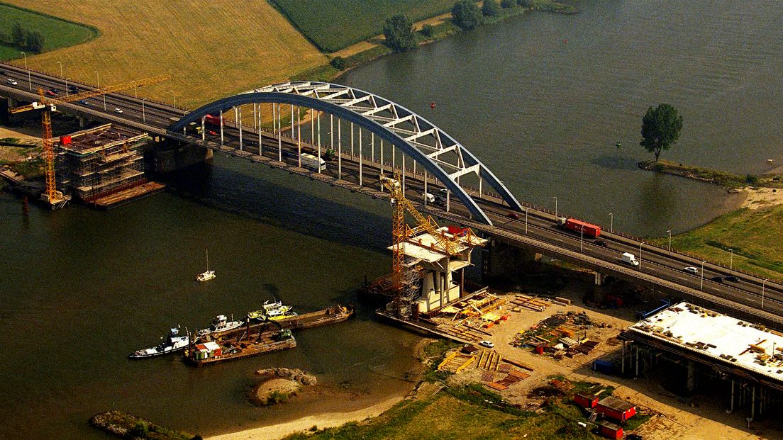 De boogbrug bij Vianen tijdens de aanleg van de eerste nieuwe Lekbrug in 1998.