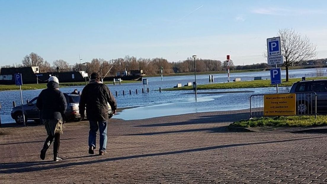 In Wijk bij Duurstede zijn enkele straten ondergelopen met water.