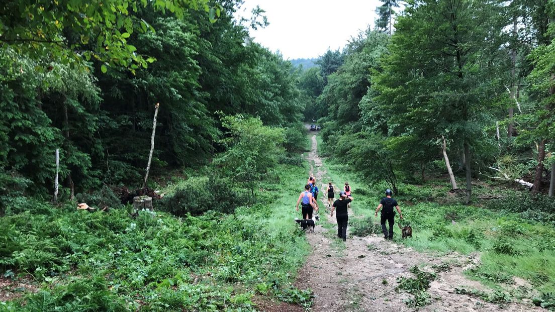 Een groepje trailrunners wordt weggestuurd door de politie. Het is nog te gevaarlijk om het bos te betreden.