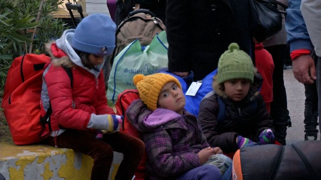 Allenstaande kinderen in vluchtelingenkamp in Griekenland
