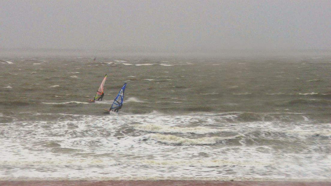 Windsurfers trotseren storm Bella voor de kust van Vlissingen