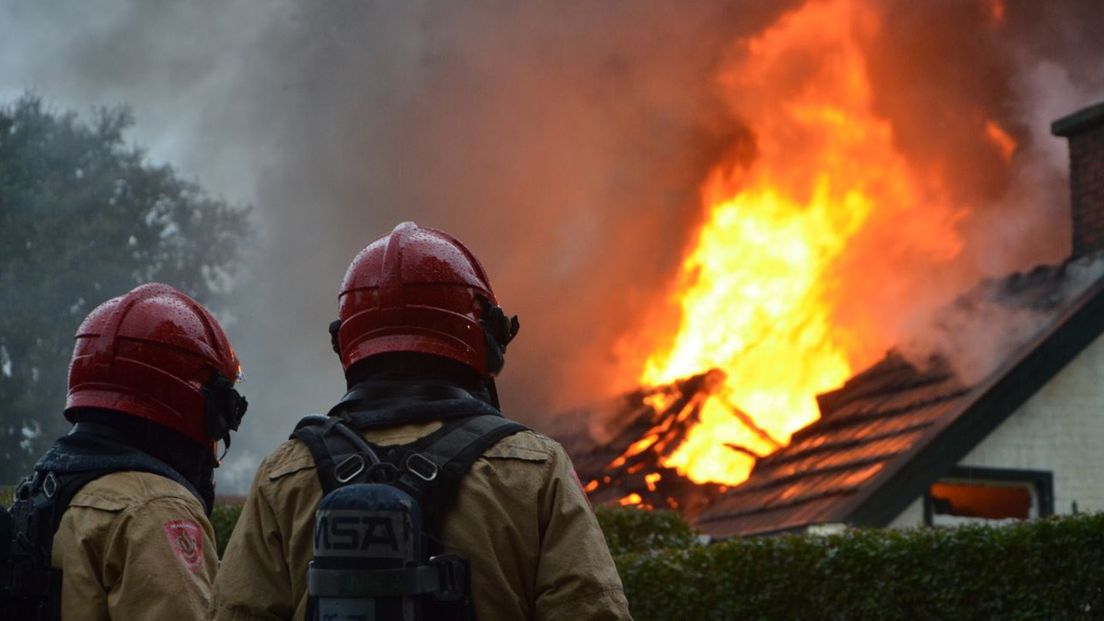 Brandweermannen kijken machteloos toe, bij een brand in Westerlee, vorig jaar