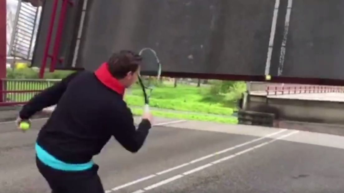 Tennissers grijpen kans bij openstaande brug (video)