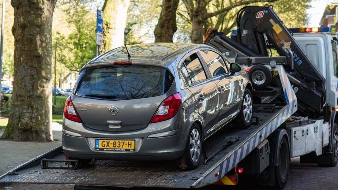 De Opel Corsa die in Rotterdam werd achtergelaten.
