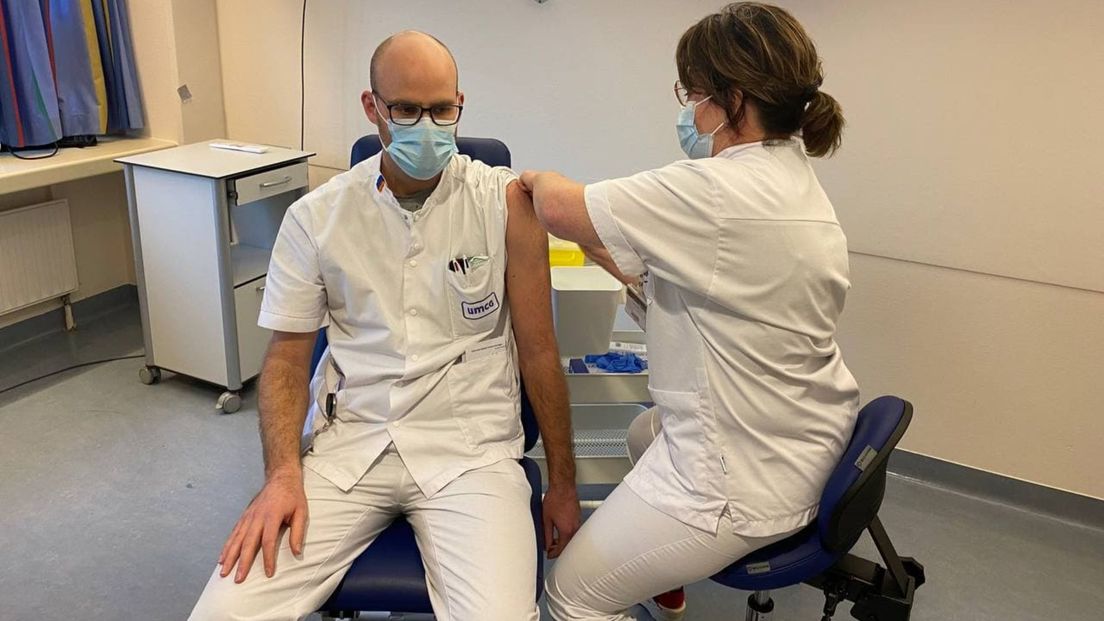 Harm Wedman krijgt als eerste in Groningen het coronavaccin