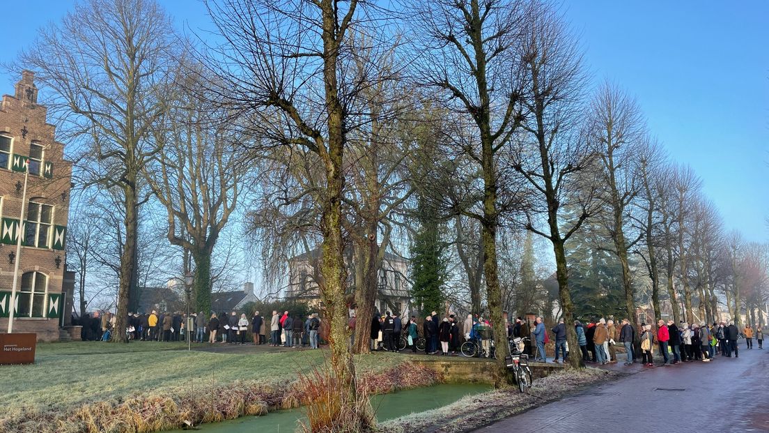 De lange wachtrij met mensen voor het gemeentehuis in Winsum die een aanvraag willen indienen bij SNN