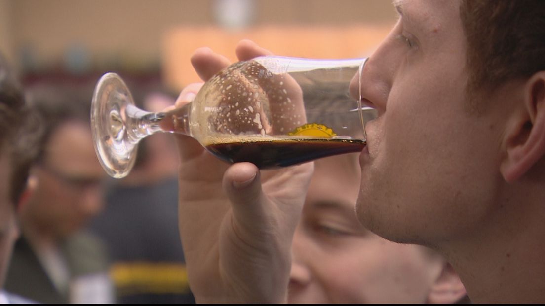 Zeeuwse bieren proeven tijdens het bierfestival in Goes