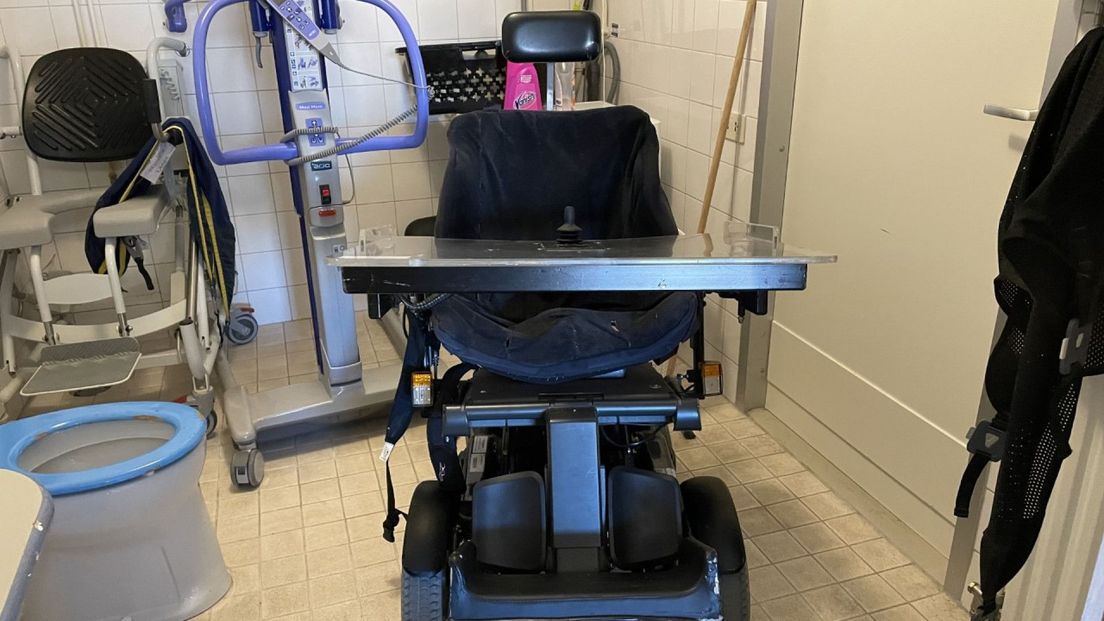 De kapotte elektrische rolstoel van Dailisha