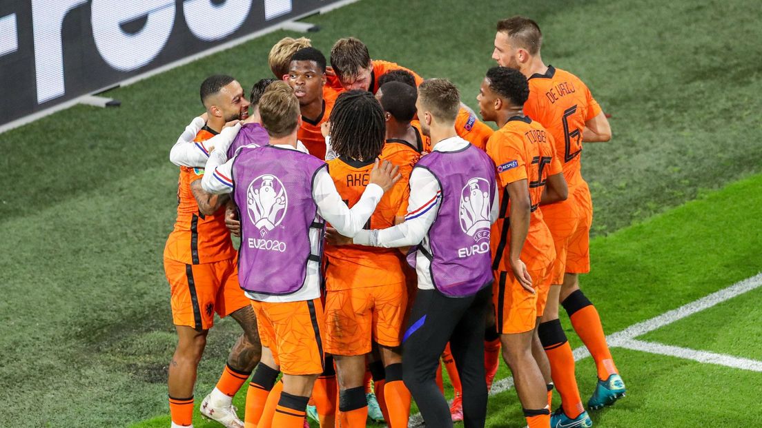 Oranje viert de winnende goal van Denzel Dumfries