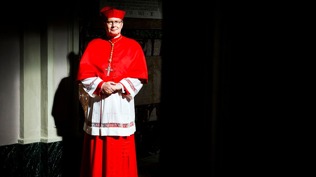 Kardinaal Wim Eijk zou een pausbezoek aan Nederland hebben gedwarsboomd.