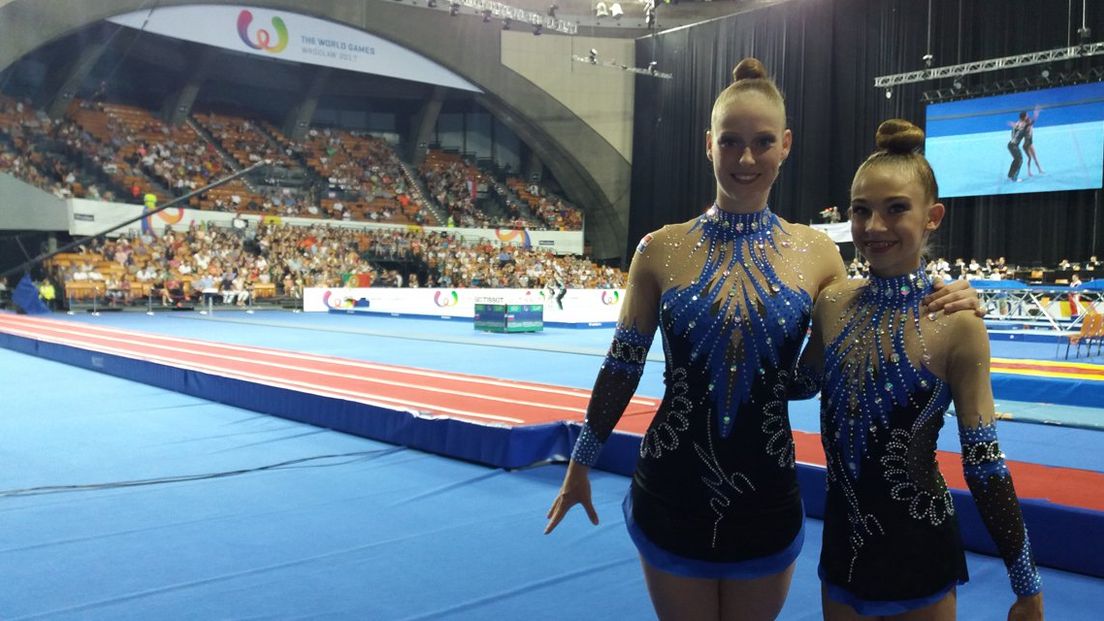 Acrogymduo Nicole Eykelenboom (links) en Djenti Verbrugge op de World Games