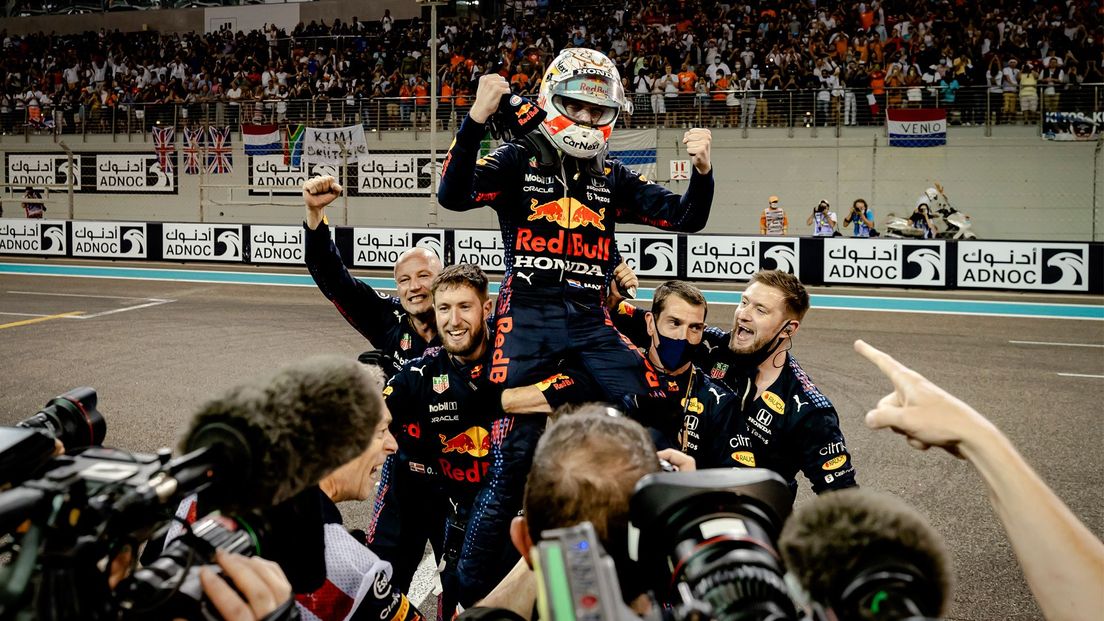 Feest in Abu Dhabi nadat Max Verstappen tóch nog wereldkampioen is geworden.