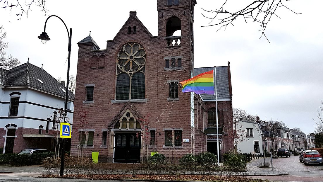 Ook de de Pauluskerk in Breukelen heeft de regenboogvlag gehesen.