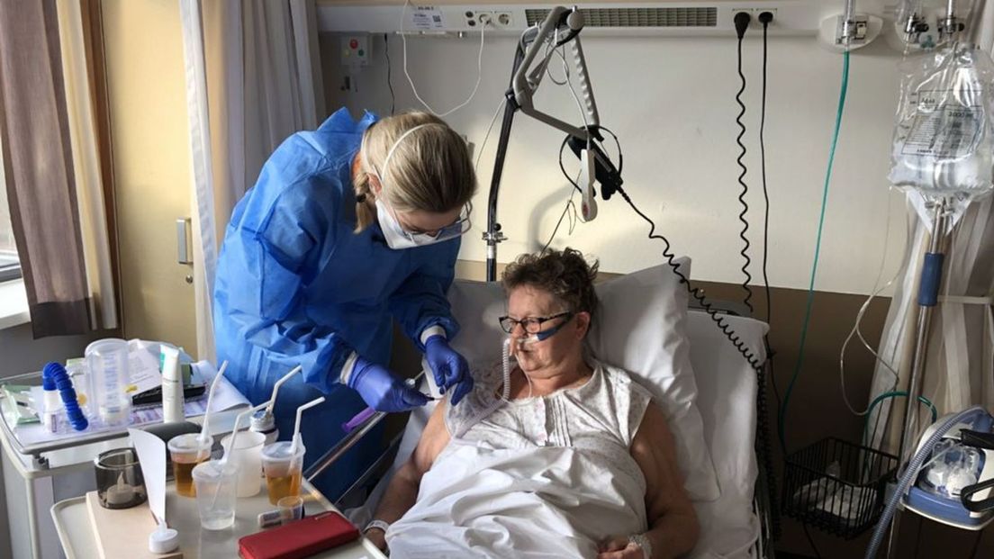 Verpleegkundige Ruth helpt mevrouw Schut in het ziekenhuis in Apeldoorn