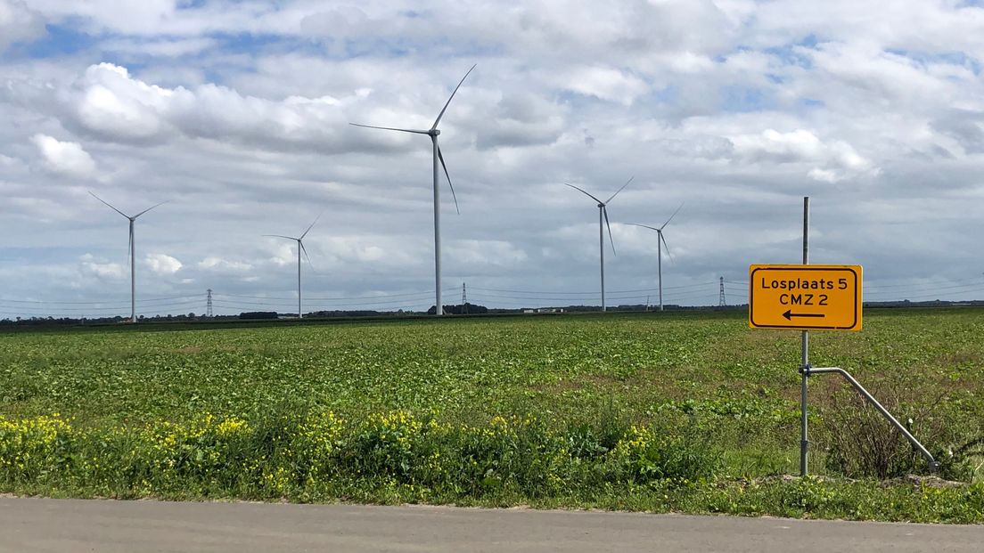 De eerste vijf molens van het windpark zijn klaar