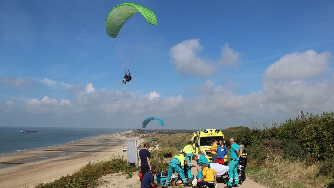 Twee paragliders bij Zoutelande gecrasht (video)