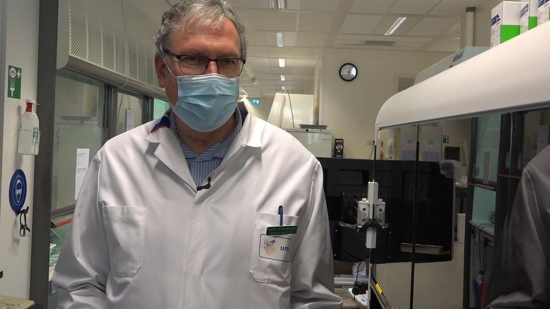 Viroloog Bert Niesters in zijn laboratorium