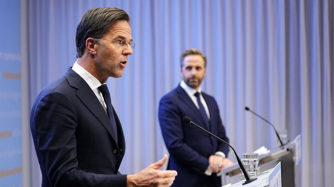 Demissionair premier Mark Rutte en Hugo de Jonge bij de persconferentie