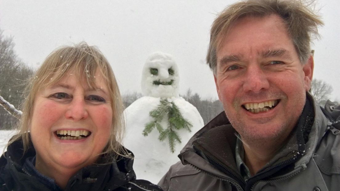 Marijke uit Amersfoort maakt selfie met een sneeuwpop.