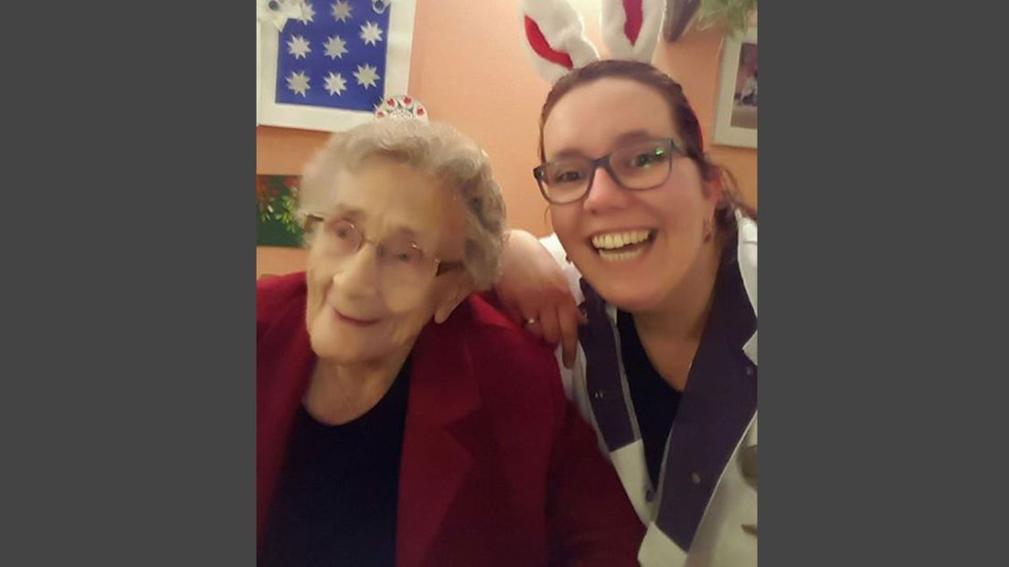 Marije met een 100-jarige bewoonster vorig jaar tijdens kerst