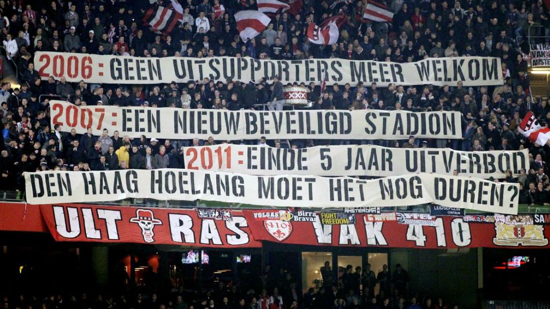 Ajax-fans in 2013 over het ontbreken van ADO-supporters in Amsterdam. 
