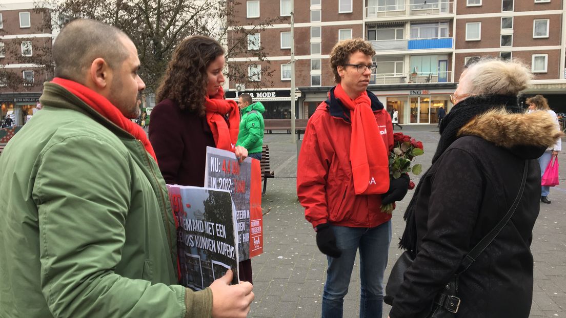 PvdA voert campagne voor de gemeenteraadsverkiezingen.