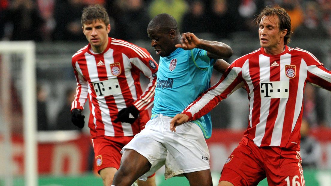 Dominique Kivuvu namens Cluj in actie tegen Bayern München