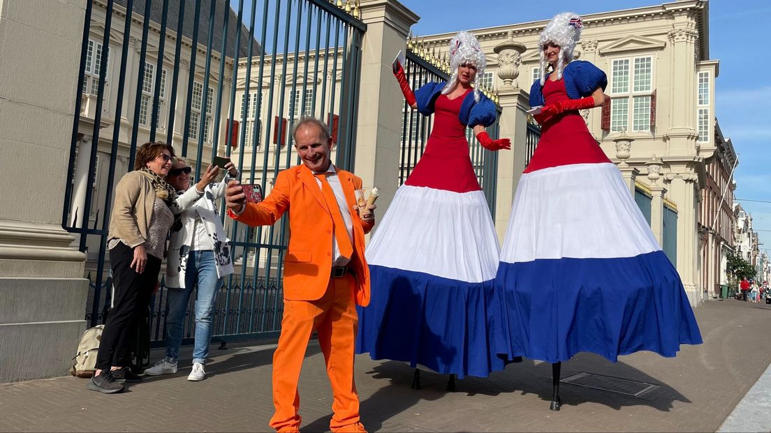 Selfies maken voor het hek van Paleis Noordeinde waar koning Willem-Alexander op dit moment is