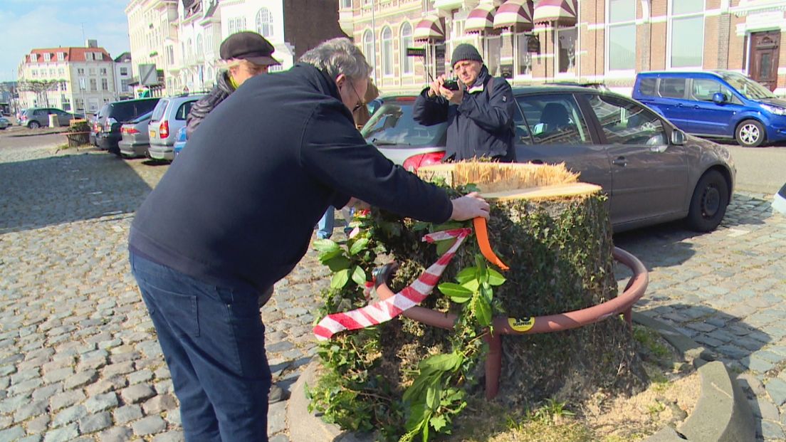 Gekapte bomen in Middelburg herdacht met krans