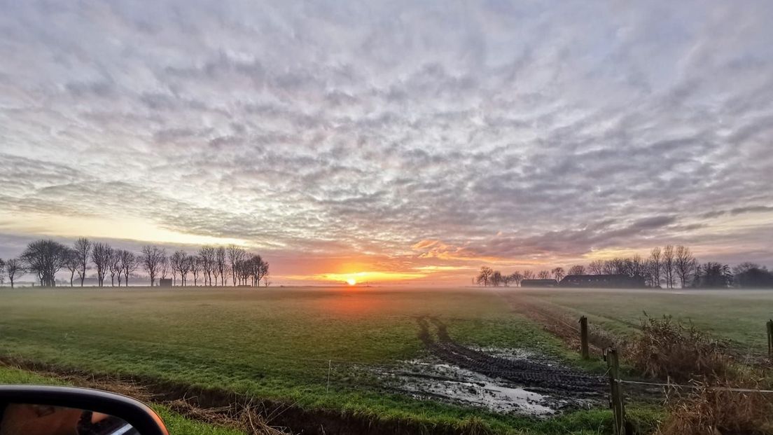 Het begin van de winter: helder met een ondergaande zon, foto genomen tussen Ten Boer en Woltersum