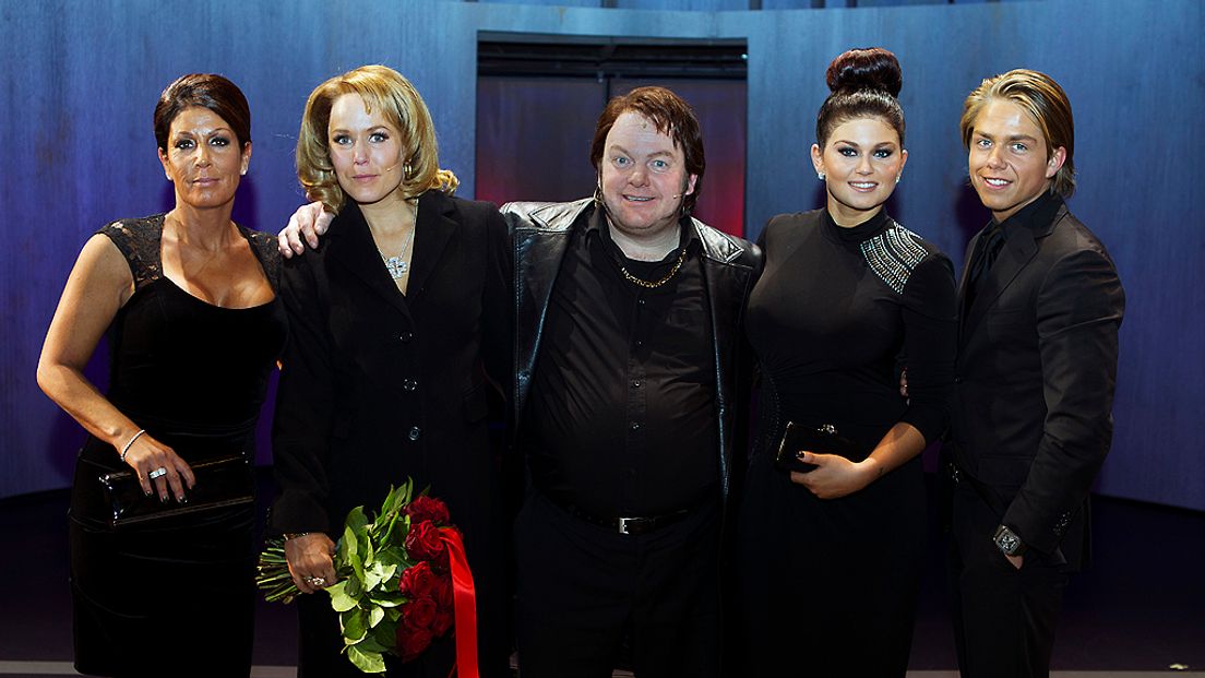 Rachel (helemaal links) en André (helemaal rechts) in 2014 bij de musical Hij Gelooft in Mij.