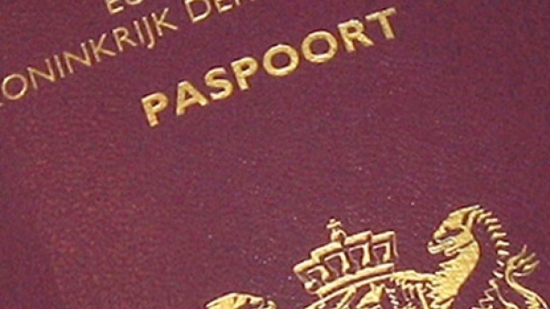 Hulst: 'Vraag op tijd nieuw paspoort aan'