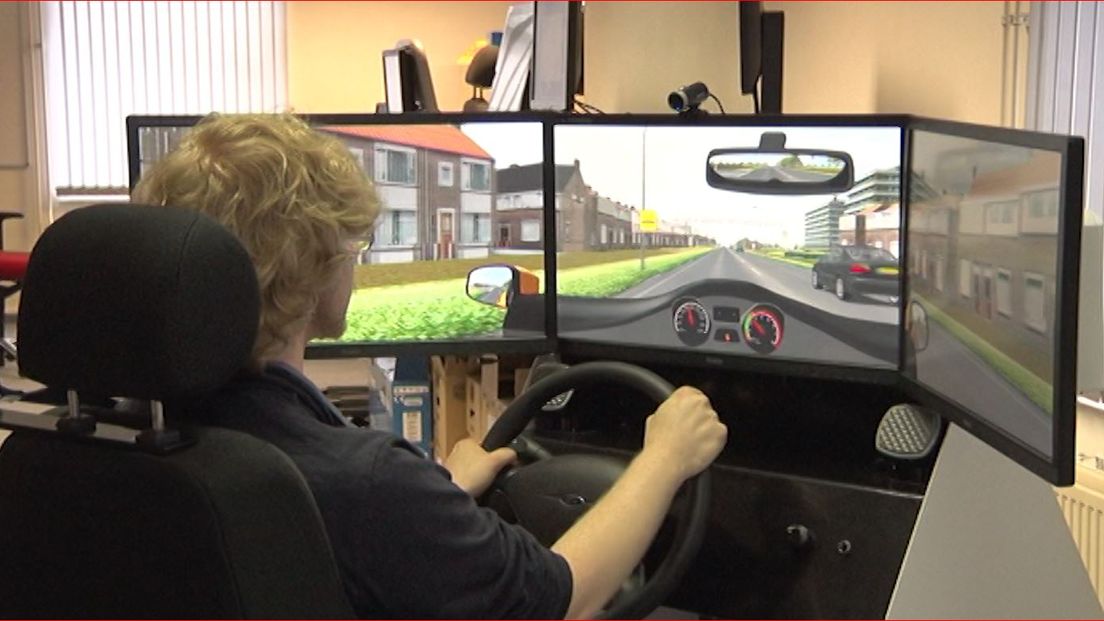Autorijden leren jongeren steeds vaker in een simulator, in plaats van op de weg. Dat zegt Jorrit Kuipers, een Wageningse onderzoeker en ontwikkelaar van rij-simulatoren.